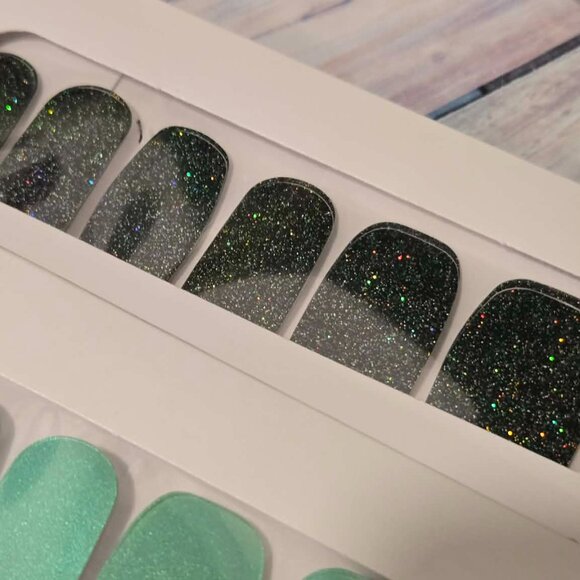 Color Street 6 pack of press on Green nail designs - Picture 3 of 9